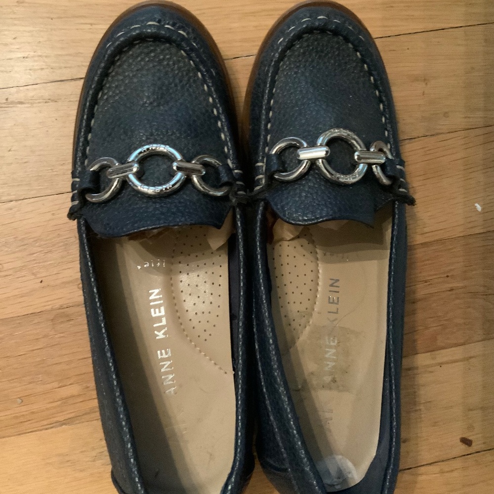 Anne Klein blk loafer w/silver buckle, Sz 5 1/2